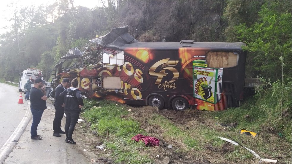 Vocalista da banda ‘Garotos de Ouro’ morre em acidente com ônibus em Santa Catarina