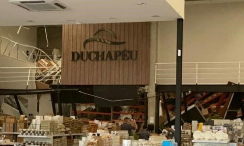 Loja desaba em shopping de Alphaville e deixa seis feridos