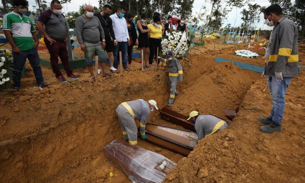 Corpos enterrados em covas coletivas durante crise da Covid-19 serão exumados em Manaus