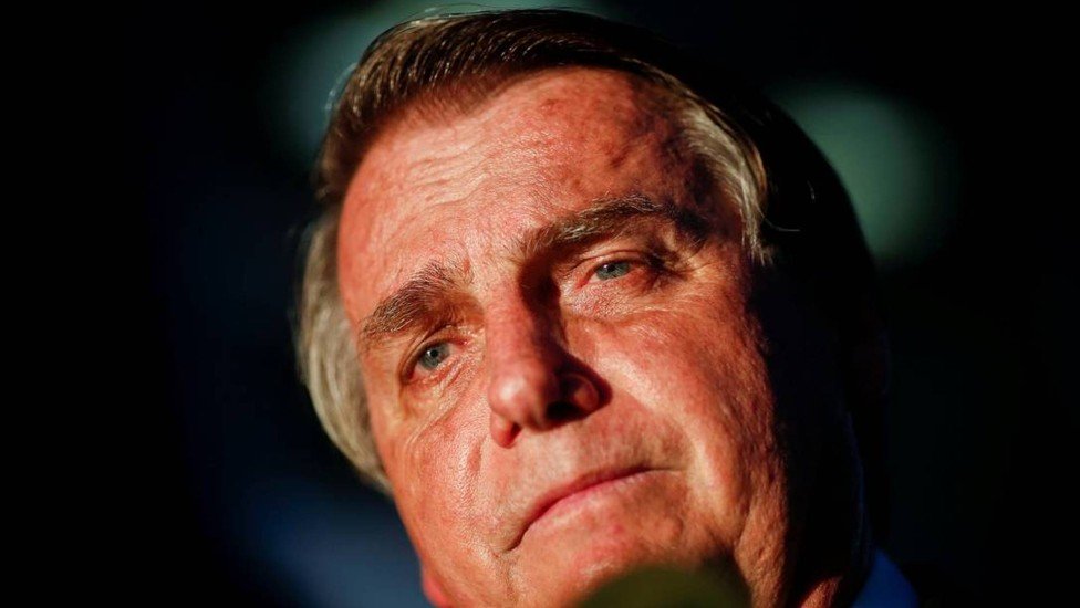 Bolsonaro é examinado por cirurgião que o operou após facada