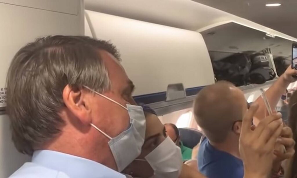 Bolsonaro é hostilizado ao entrar de surpresa em avião comercial