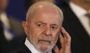 Após queda que feriu a cabeça, Lula já despacha do Planalto