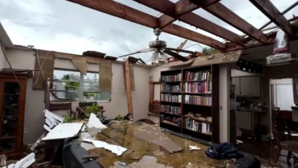 casa destruída por tornado antes do furacão Milton em Fort Myers, na Flórida Foto: Reprodução/CNN