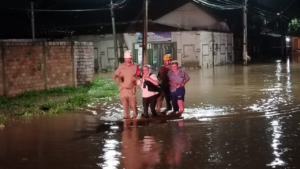 Na noite de segunda-feira, 21 de outubro, por volta das 20 horas, o Corpo de Bombeiros Militar de Goiás foi acionado para atender a uma ocorrência de alagamento Foto: Divulgação/ CBMGO