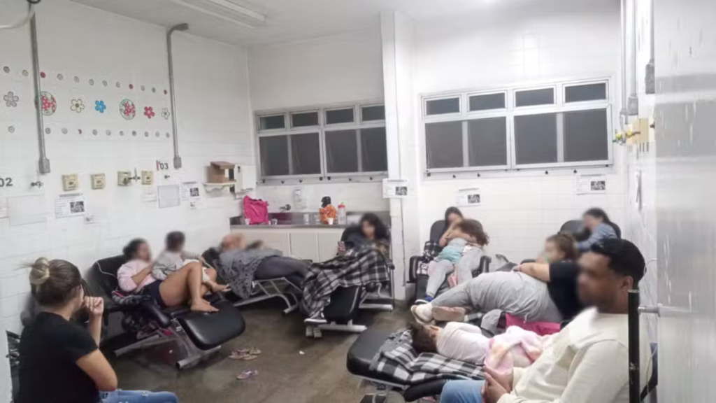 Familiares e alunos da CEI Parque Novo Mundo passam a madrugada no Hospital Municipal Vereador José Storopolli, após crianças passarem mal na creche Foto:Divulgação