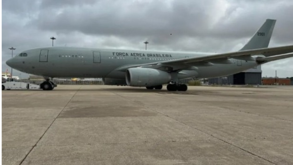 O KC-30 da FAB usado para repatriar brasileiros no Líbano no pátio do aeroporto de Lisboa 02/10/2024 - Divulgação/FAB