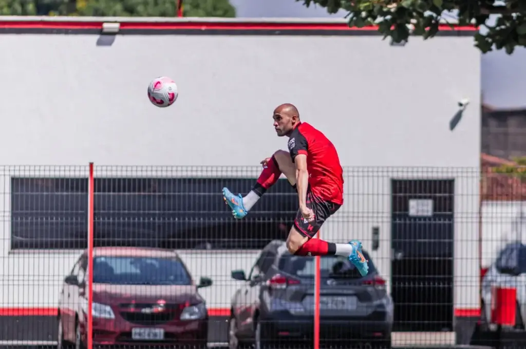 Dudu espera que Accioly esteja lotado em confronto direto entre Atlético Goianiense e Ceará