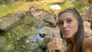 Estudante Kayanne Fonseca ficou impressionada ao ver uma jiboia tomando sol e nadando em uma cachoeira de Formosa, Goiás — Foto: Arquivo Pessoal/Kayanne Fonseca