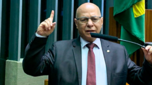 Professor Alcides registra voto acompanhado do vice, Max Menezes