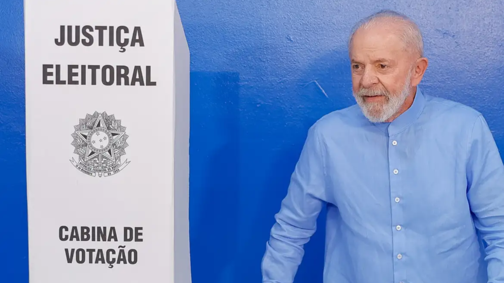 Lula vota em São Bernardo e critica candidatos que espalham fake news