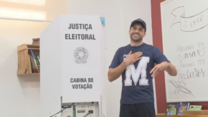 Marçal chega descalço faltando 5 minutos e é último dos candidatos a votar