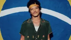 Bruno Mars curte jogo do Flamengo no Maracanã