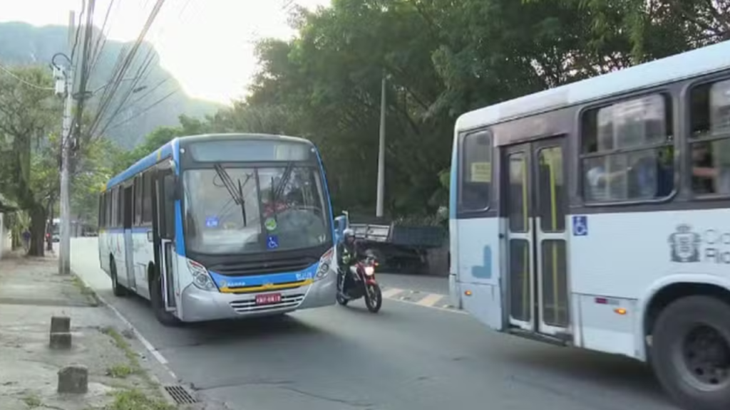 Suspeitos sequestram três ônibus e os usam como barricadas