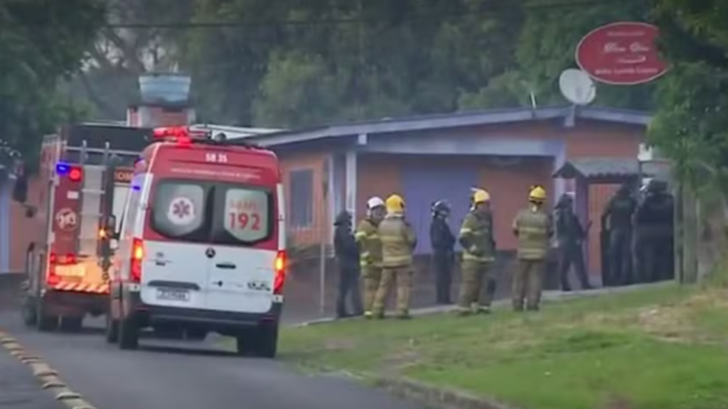 Homem mata pai e um policial após ser denunciado por maus-tratos