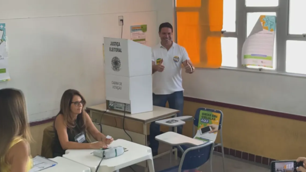 Alexandre Ramagem é o primeiro candidato do dia a votar, no Rio