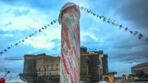 Monumento enorme em forma de pênis é erguido em Nápoles e choca moradores e turistas Foto: Reprodução/X