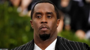 Diddy foi preso no mês passado e enfrenta acusações criminais de extorsão e tráfico sexual./ Foto: Reprodução.