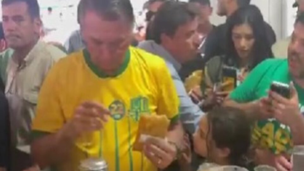 O ex-presidente Jair Bolsonaro esteve em Anápolis. Ele visitou a cidade para comer um pastel Foto: Divulgação