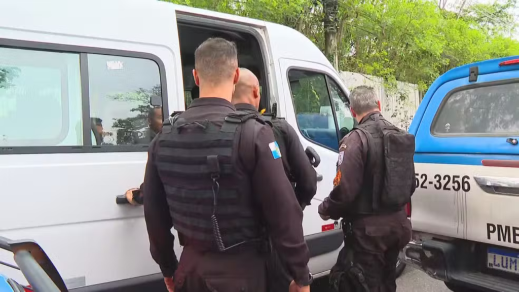 Cinquenta e três pessoas foram levadas à delegacia da Polícia Federal em Niterói. Foto: Divulgação