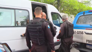 Cinquenta e três pessoas foram levadas à delegacia da Polícia Federal em Niterói. Foto: Divulgação