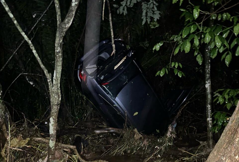 Casal de idosos fica preso em veículo arrastado por enxurrada