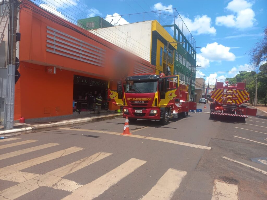 Edifício comercial pega fogo em Itumbiara