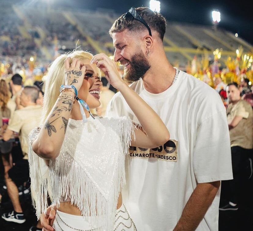 Karoline Lima e Léo Pereira curtem o Carnaval na Sapucaí