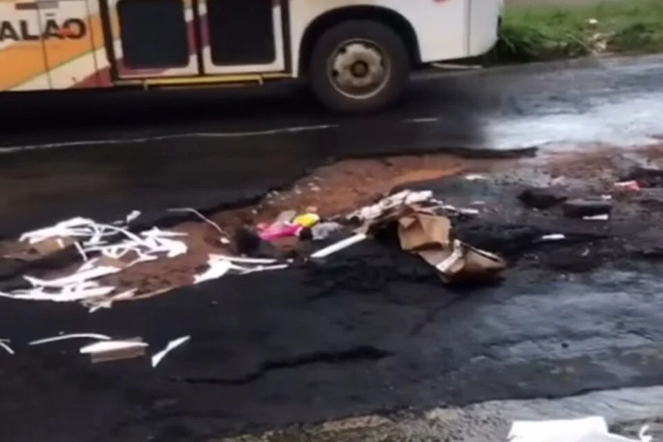 Córrego transborda durante tempestade e causa estragos em ruas