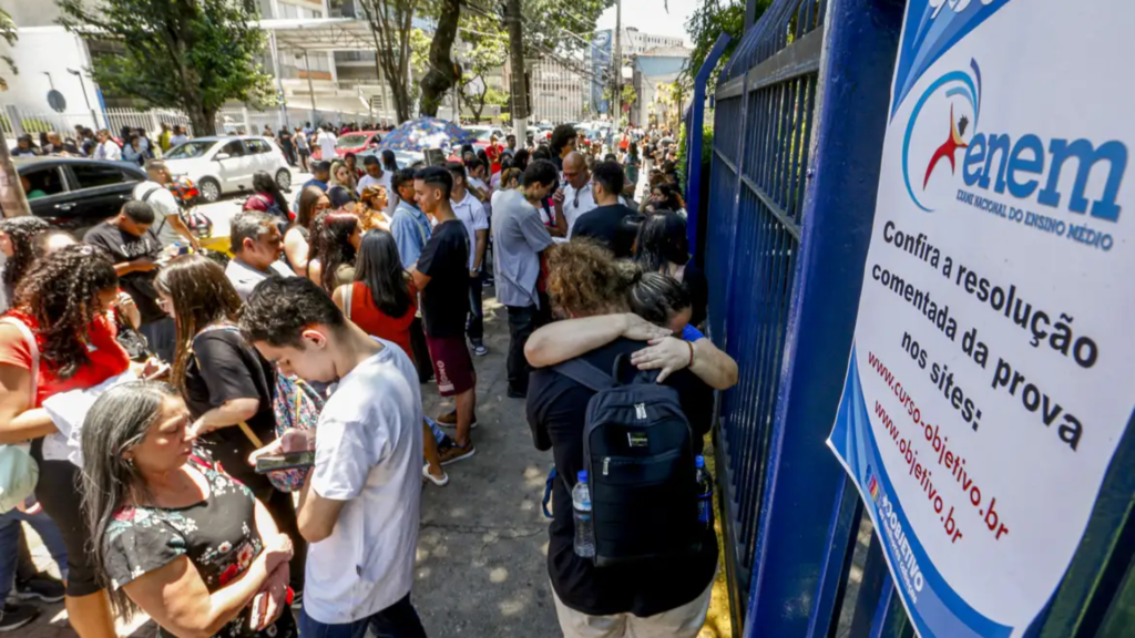 Enem 2024: mais de 4,3 milhões de estudantes participam do exame hoje