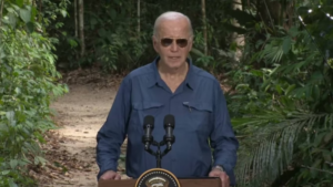 Biden diz que é possível conciliar economia e clima, durante visita à Amazônia