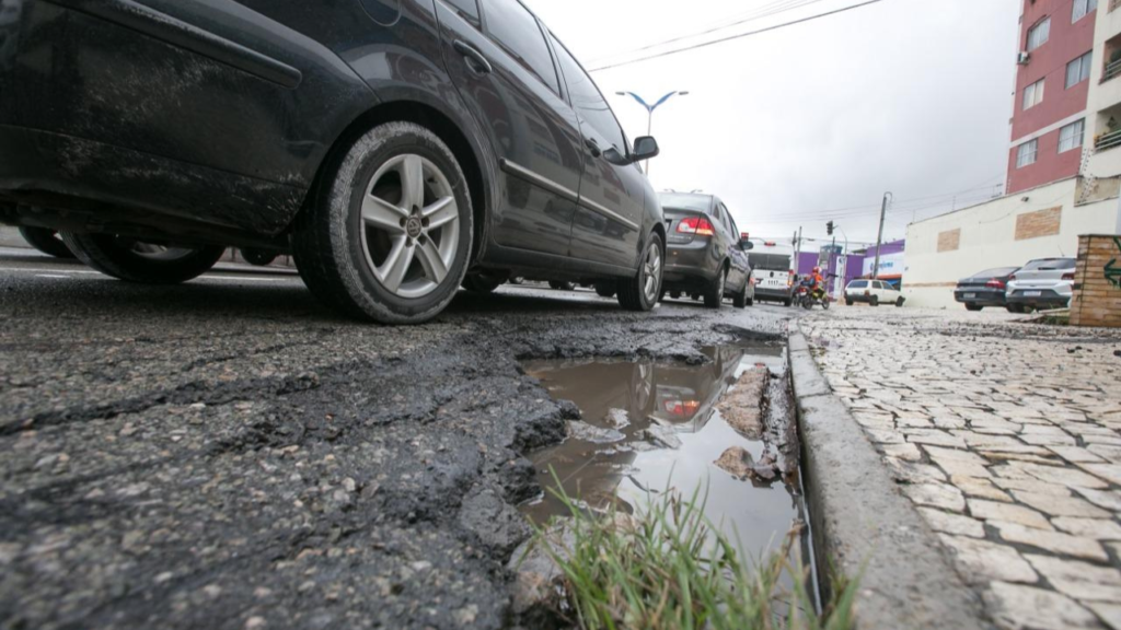 As fortes chuvas que atingem Goiânia têm causado alagamentos e dificuldades no trânsito, o que evidencia a precária condição das vias Foto: Reprodução/Micael Silva