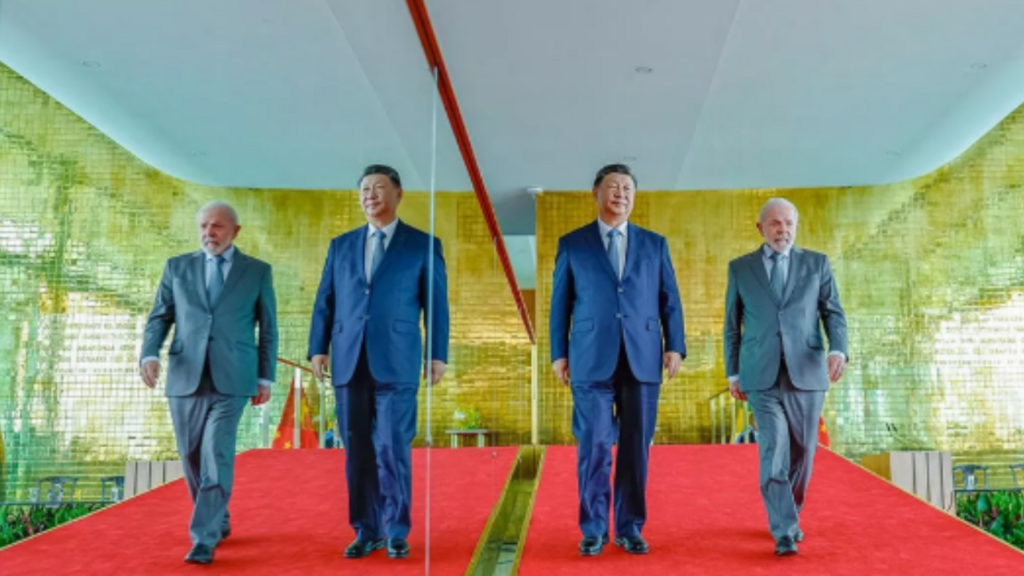 Presidente da China, Xi Jinping, presenteia Lula com pedaço da Lua