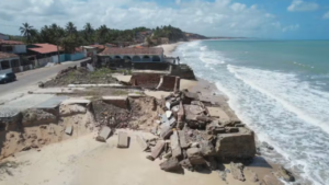 Avanço do mar força cidade da Paraíba a declarar situação de emergência