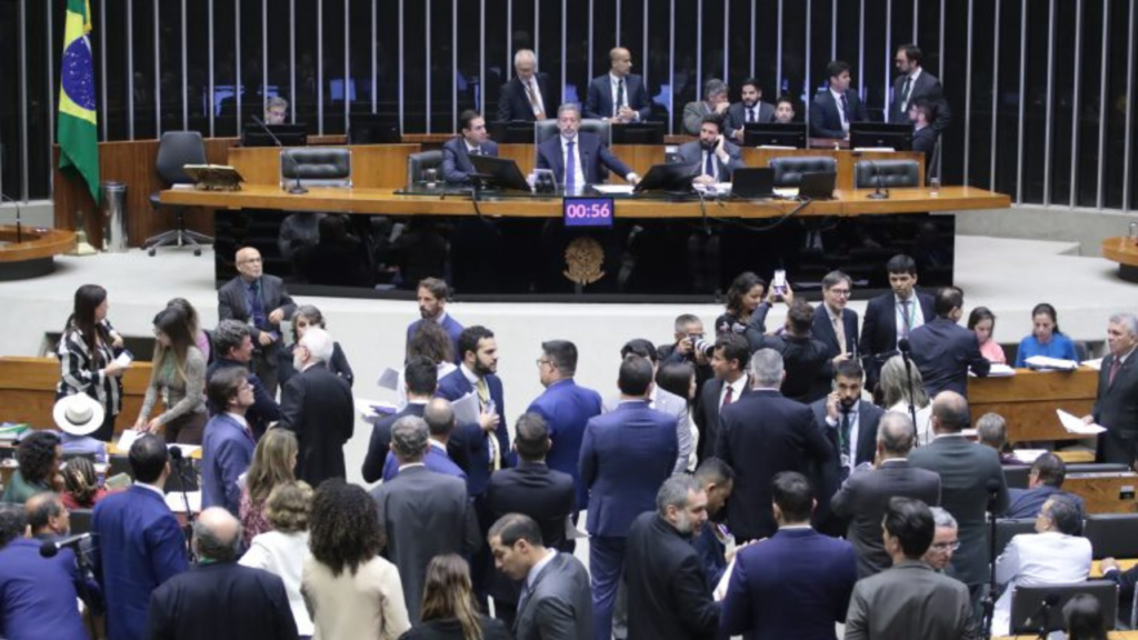 Câmara aprova regulamentação do novo Imposto sobre Bens e Serviços; texto segue ao Senado