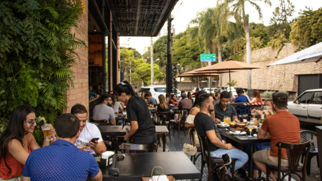 Em fevereiro de 2024, o setor de bares e restaurantes no Brasil teve um desempenho positivo, com a criação de 7 mil novas vagas de trabalho formal Foto: Divulgação/Abrasel