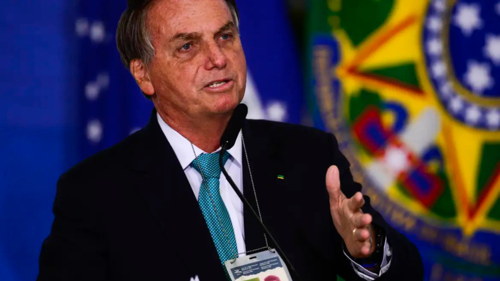 Moraes retira sigilo de relatório que indicia Bolsonaro