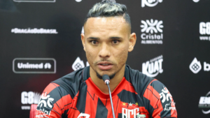 Goiás tenta contratar Luiz Fernando, mas atacante recusa proposta e busca Série A.