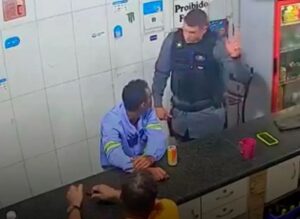 Policial da tapas no rosto de suspeito por agredir a mãe