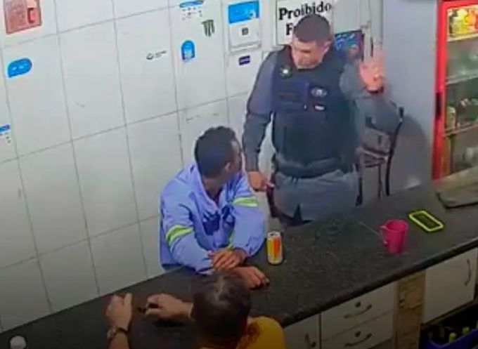 Policial da tapas no rosto de suspeito por agredir a mãe