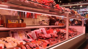 Procon apreende mais de 500kg de carne imprópria para consumo, em Aparecida