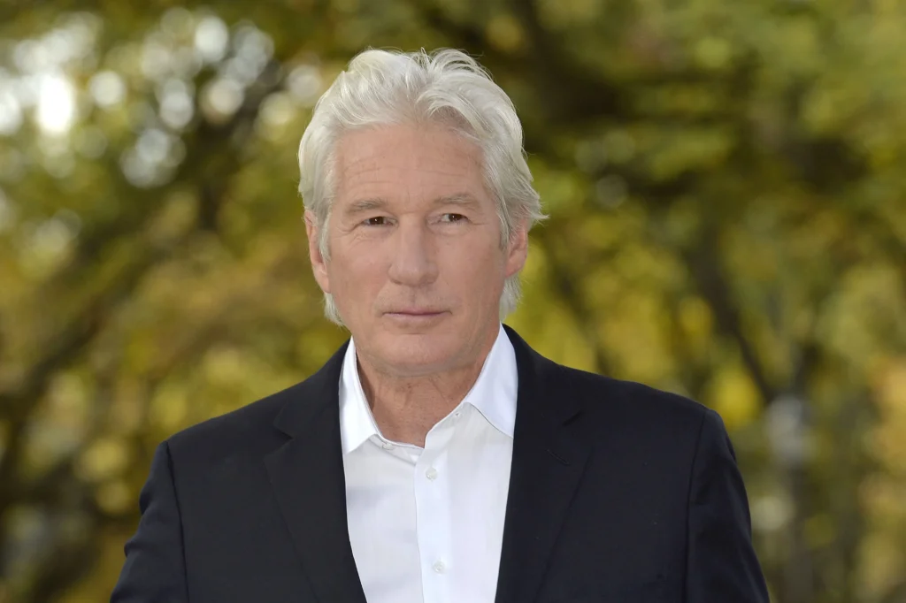 Richard Gere vende mansão e deixa os EUA