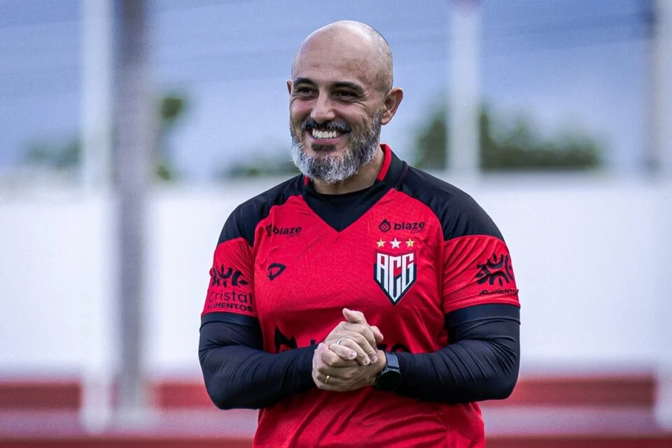 Rafael Guanaes é apresentado como novo técnico do Atlético Goianiense