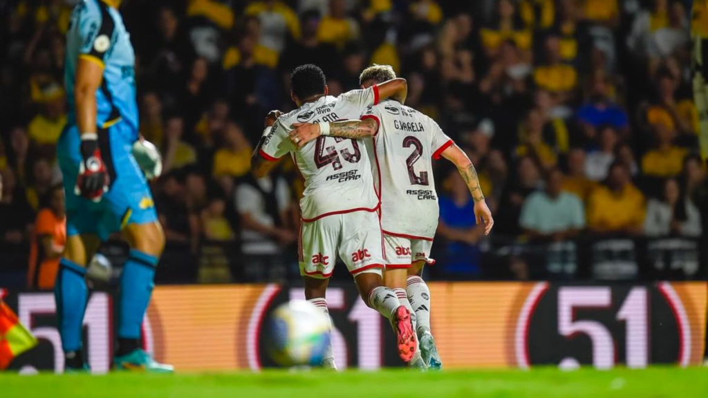 O Flamengo ajudou o Fluminense, seu maior rival, ao vencer o Criciúma por 3x0 nesta quarta