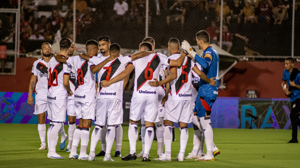 O Atlético-GO ocupa a 17ª posição, enquanto Goiás e Vila Nova também aparecem no Top 30