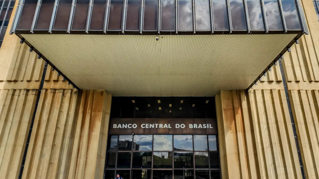 Copom eleva Selic para 12,25% ao ano e indica novos ajustes em 2024