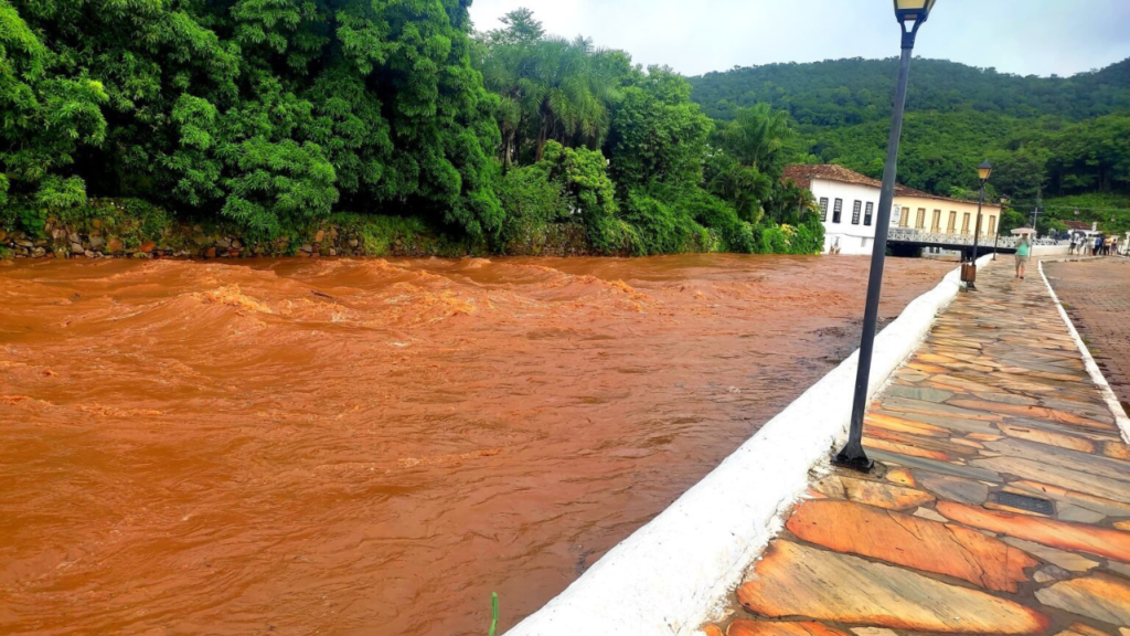 Semad conclui etapa de limpeza após vazamento de agrotóxicos no rio Vermelho