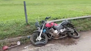 Acidente resulta na morte do motociclista e ferimentos no passageiro Foto: Divulgação