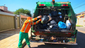 Esses incidentes não apenas prejudicam a saúde dos trabalhadores, mas também comprometem a eficiência do serviço de coleta urbana Foto: Divulgação