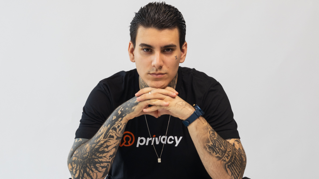 Tal mãe, tal filho: Arthur Urach estreia na Privacy