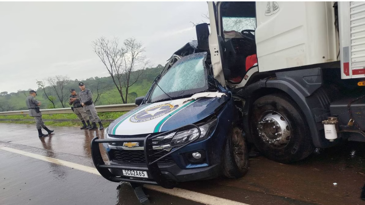 Três servidores da Receita Federal morrem em acidente